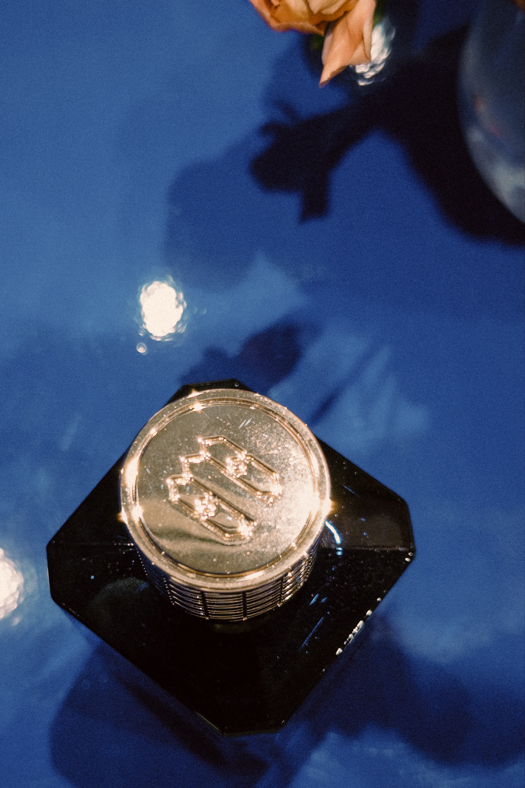 黑醋栗香調作為前調開場，以獨特的果汁感與微酸氣息，融合出果香與綠意